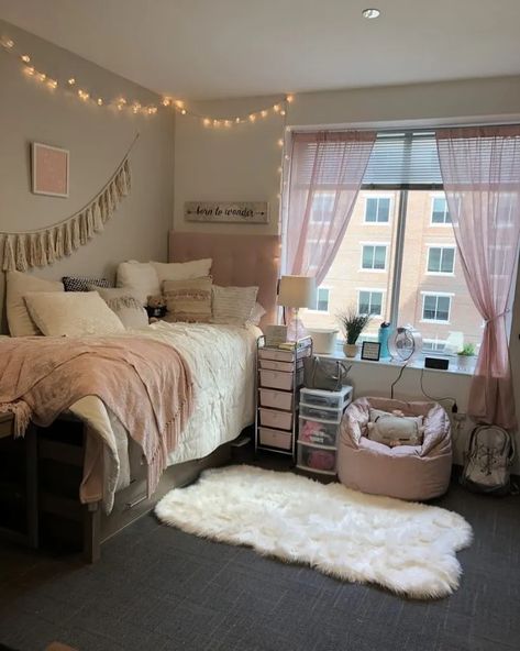 15 Stunning Dorm Ideas to Make Your Space Feel Like Home - Home Chic & Comfort Small Room Cozy, Classy Dorm Room, Amazing Beds, Modern Dorm Room, Preppy Dorm Room Decor, Dorm Room Color Schemes, White Dorm Room, Chic Dorm, Dorm Room Colors