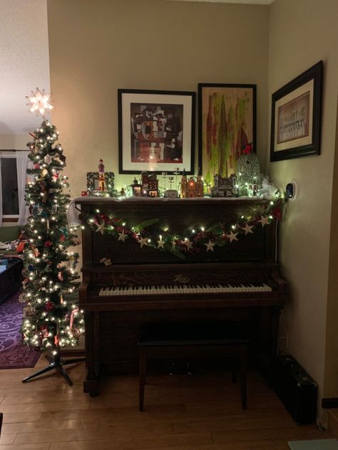 Piano Decor Christmas, Christmas Piano Decorating Ideas, Decorate Piano For Christmas, Piano Top Christmas Decor, Piano Christmas Decorations, Christmas Decor Piano, Grand Piano Christmas Decor, Christmas Home Decorations Living Room, Piano Christmas Decor