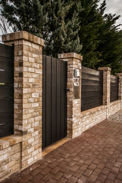 Stone Fence With Gate, Brick Gate Entrance Driveway, Outdoor Brick Wall Ideas, Brick Wall Front Of House, Brick Front Fence, Brick Fence Ideas Front Yard, Brick Driveway Ideas, House Fence Ideas, Brick Wall Garden