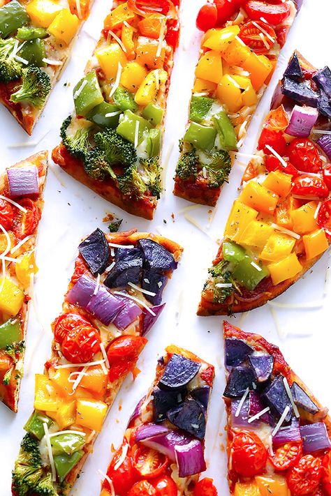 Rainbow Veggie Flatbread Pizza - quick, healthier, and SO tasty! | gimmesomeoven.com Veggie Flatbread Pizza, Pizza Veggie, Veggie Flatbread, Rainbow Pizza, Veggie Pizza Recipe, Pizza Easy, Cauliflower Crust, Veggie Pizza, Bread Pizza