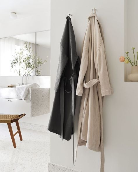 H&M HOME (@hmhome) • Instagram-bilder og -videoer Linen Bathrobe, Womens Loungewear Sets, Knitted Loungewear, Comfortable Pajamas, Satin Kimono, Lace Kimono, H&m Home, Satin Pajamas, Loungewear Sets