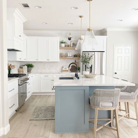 White Kitchen Inspiration, Coastal Kitchen Design, Coastal Kitchen Decor, Beach House Kitchens, Classic Kitchen, Coastal Kitchen, Kitchen Inspiration Design, Kitchen Redo, White Cabinets