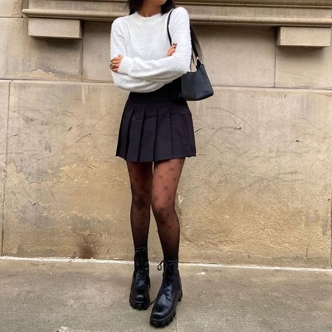 Black Pleated Tennis Skirt Outfit, Skirt With Stockings Outfit, Black Pleated Skirt Outfit, Pleated Mini Skirt Outfit, Black Tennis Skirt, Tennis Skirt Outfit, Trendy Outfit Ideas, Skirt Outfits Fall, Winter Skirt Outfit