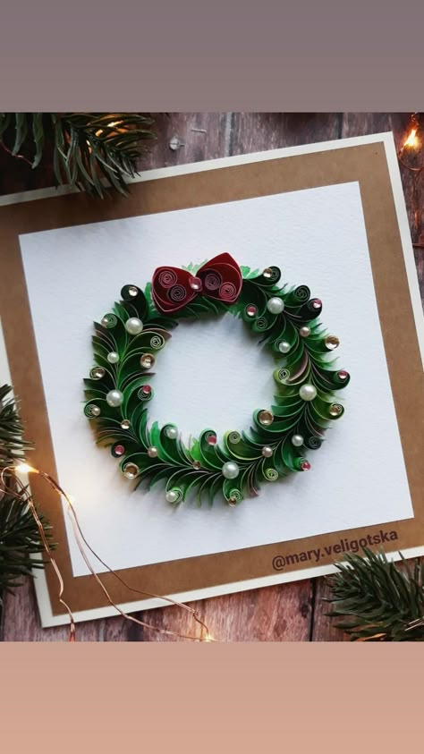 Christmas Paper Quilling Patterns, Quilled Christmas Wreaths, Christmas Cards Quilling Ideas, Quilling Christmas Decorations, Christmas Paper Quilling, Christmas Quilling Cards, Christmas Quilling Ideas, Quilling Christmas Cards, Christmas Paper Wreath