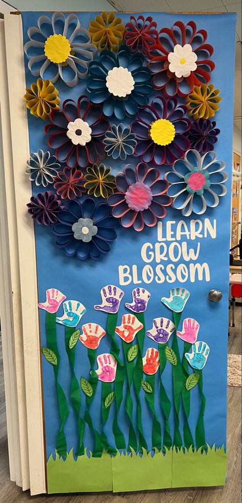 Door Kindergarten Ideas, Garden Theme Door Decoration, Spring Themed Classroom Doors, Garden Theme Preschool Classroom Decor, Elementary Classroom Door Decor, Wildflower Classroom Decor, Flower Door Decs, Garden Classroom Theme Decor, Flower Theme Classroom