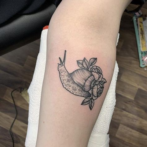 My new lil snail (Bradford UKRoadhouse studio) #tattoos #tattoo #beauty Snail Flower Tattoo, Creepy Snail Tattoo, Danny Tattoo, Green Tattoo, Snail Tattoo, Green Tattoos, Cage Tattoos, Trending Tattoos, Underboob Tattoo