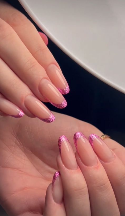 Pink Tip Nails With Glitter, French Pink Glitter Nails, Magenta Glitter Nails, Nail Inspo Pink Glitter, Fucsia Nails Design, Pink French Nails With Glitter, Glitter Pink French Tip Nails, Magenta French Tip Nails, Nail Art Fucsia