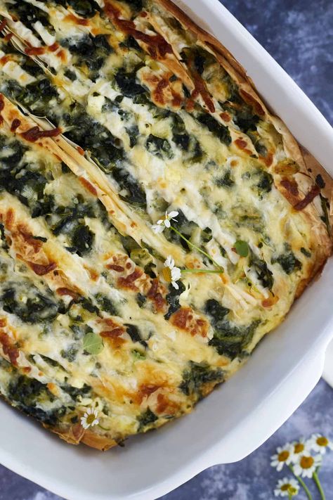 Easy Spanakopita Recipe Spanikota Puff Pastry, Spanikopita Recipes Easy, Spanakopita Casserole, Filo Recipes, Crinkle Pie, Phylo Dough, Greek Baking, Easy Spanakopita, Greek Meals