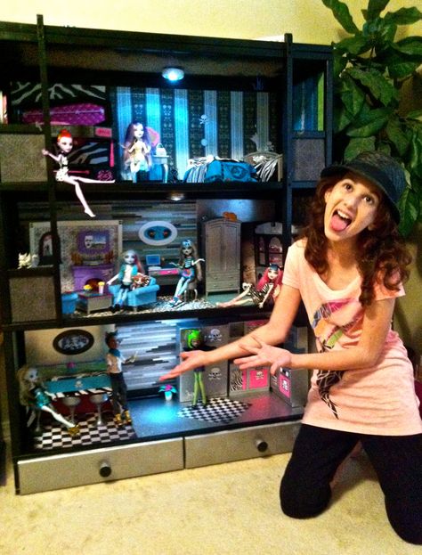 DIY Monster High Dollhouse.  Took an old Barbie house and turned it into Monsterful Mansion!  :) Diy Monster High Dollhouse, Monster High Diy, Monster High Crafts, Monster High Dollhouse, Monster High House, Diy Barbie House, Diy Monsters, Lights Diy, Monster High Party