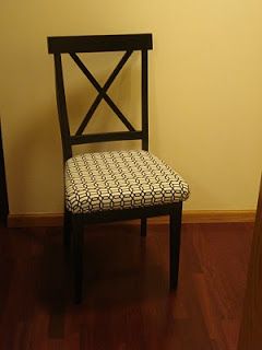 How to add a padded seat to a wooden chair... for our kitchen chairs :) Wooden Kitchen Furniture, Yellow Accent Chairs, Retro Office Chair, Dining Chair Makeover, Dining Chairs Diy, Chair Redo, Sitting Room Chairs, Wooden Dining Room Chairs, Wooden Chairs