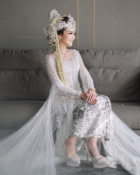 Dress Pengantin, Sunda Siger, Siger Sunda, Pengantin Modern, Wedding Dress Hijab, Muslim Wedding Photos, Pose Pengantin, Muslim Wedding Gown, Indonesia Traditional