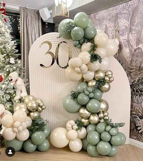 Green And Neutral Balloon Arch, Sage Green Balloon Backdrop, 40th Backdrop Ideas, Balloon Arch Color Scheme, Sage Balloon Arch, Emerald Green Birthday Party Ideas, Graduation Party Desserts, Pearl Balloons, 18th Birthday Decorations