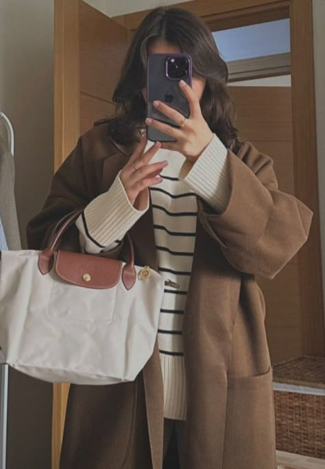 Beige Handbag Aesthetic, Long Champ Bag Outfit, Uni Bag Essentials, Longchamp Bag Outfit, Longchamp Outfit, Fits For Fall, Long Champ, Uni Bag, Minimalist Fashion Women