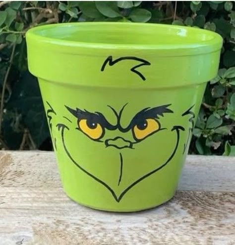 Clay Pot Grinch, Grinch Terra Cotta Pot, Grinch Flower Pot, Christmas Clay Pot People, Character Flower Pots, Grinch Clay Pots, Christmas Painted Clay Pots, Halloween Terracotta Pots, Christmas Pot Painting Ideas