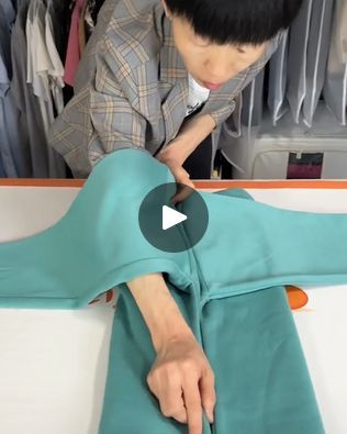 Pants Folding, Origami Clothes, Konmari Folding, Folding Hacks, Fold Clothes, Laundry Tips, Easy Tricks, Shirt Folding, Detox Tips