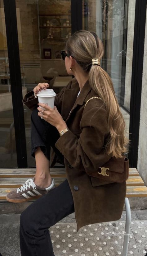 Suede Bag Outfit, Suede Jacket Outfit, Street Style Outfits Casual, Corporate Fashion, Career Fashion, Adidas Spezial, Cute Outfits For School, Autumn Street Style, Casual Winter Outfits