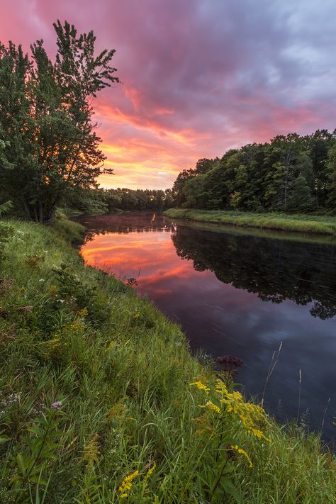 River Flowing, Pretty Landscapes, Beautiful Sky, Nature Aesthetic, Pretty Places, Ideas Christmas, Green Aesthetic, Pretty Pictures, Beautiful World