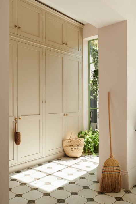 The Chiswick Basement | deVOL Kitchens Crittal Windows, Devol Kitchens, Basement Kitchen, English Kitchens, Chimney Breast, Cabinetry Design, Shaker Kitchen, Mud Room, 인테리어 디자인