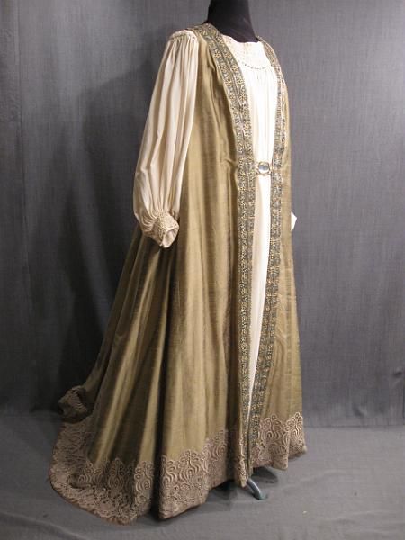 Night gown with robe. Fancy Robes, Nightgown Robe, Tea Gown, Story Board, Medieval Dress, Medieval Fashion, Old Fashion, Gold Silk, Fantasy Dress