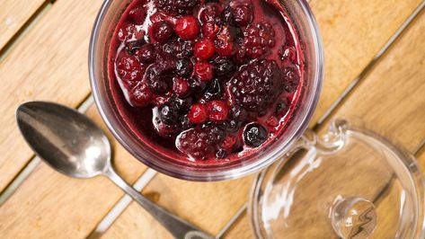 Beerenröster – Roasted Berry Sauce Bronco Berry Sauce Recipe, Bronco Berry Sauce, Berry Sauce Recipe, Austrian Desserts, Fennel And Orange Salad, Fruit Sauce, Christmas Gingerbread Cookies, Berry Sauce, Fruit Compote