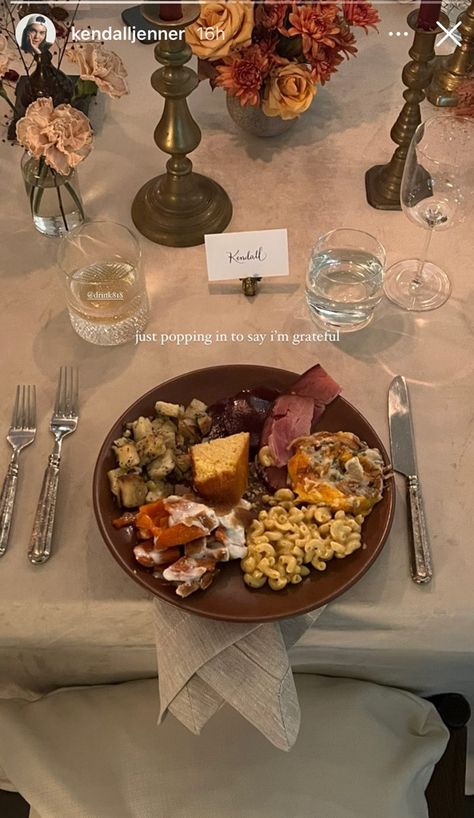 Thanksgiving Table Settings Aesthetic, Thanksgiving Dinner Table Aesthetic, Thanksgiving Dinner Setting, Friendsgiving Aesthetic Table, Fall Dinner Party Aesthetic, Thanksgiving Day Aesthetic, Thanksgiving Dinner Aesthetic, Friendsgiving 2023, Friendsgiving Dinner Party Decor