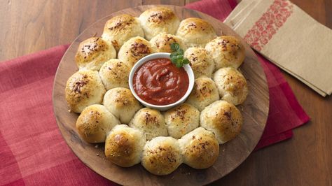 Beautiful on a buffet, these golden biscuits have pepperoni and cheese inside! Prepare this savory sensation in only 20 minutes. Biscuit Wreath, Pilsbury Recipes, Pizza Sugar Cookie, Refrigerated Pizza Dough, Biscuit Pizza, Pillsbury Biscuits, Fruit Pizza Sugar Cookie, Fruit Pizza Recipe, Pillsbury Recipes