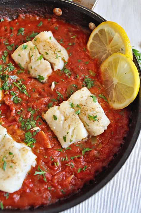 The Ultimate Spanish Cod Recipe with Tomato Sauce - Spain on a Fork Cod Recipe, Diet Dinner Recipes, Mediterranean Diet Plan, Cod Recipes, Healthy Benefits, Canned Tomato Sauce, Mediterranean Diet Recipes, Tomato Recipes, Dinner Dishes