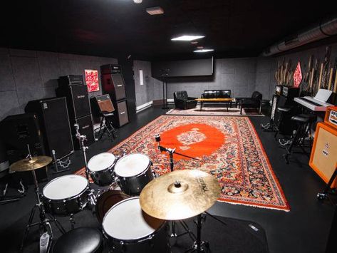 Rehearsal room PREMIUM | Music Traveler Rehearsal Space Band, Music Rehearsal Room Design, Bonus Room Music Studio, Music Jam Room, Rehearsal Room Design, Music Rehearsal Room, Band Rehearsal Room, Band Practice Room, Music Practice Room