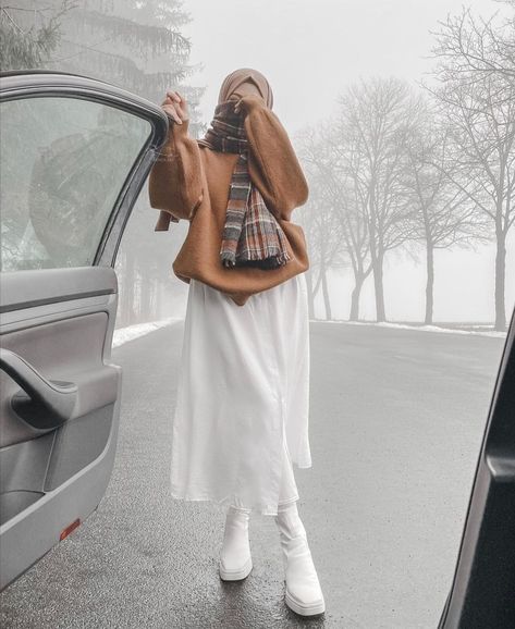 White Hijab Outfit, White Hijab, Modest Winter Outfits, Muslimah Photography, Winter Outfits Snow, Work Outfit Inspiration, Winter Ootd, Modest Fashion Hijab, Ootd Winter