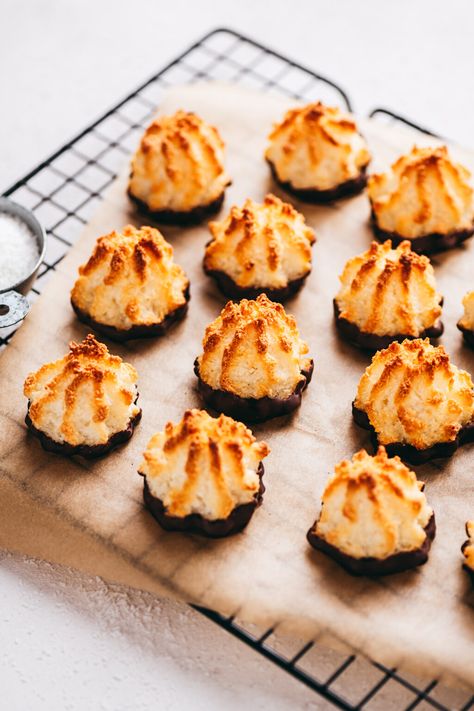 Une recette facile et réconfortante : les Rochers coco ! 5 ingrédients seulement pour ces rochers dorés au coeur moelleux de noix de coco... En option, trempez-les comme moi dans un peu de chocolat noir et là ils deviennent totalement irrésistibles ! Egg White Recipes, Dark Chocolate Recipes, Coconut Macaroons Recipe, Dipped In Chocolate, Sugar Free Chocolate Chips, Macaroon Recipes, Frosé, Coconut Macaroons, Chocolate Recipe