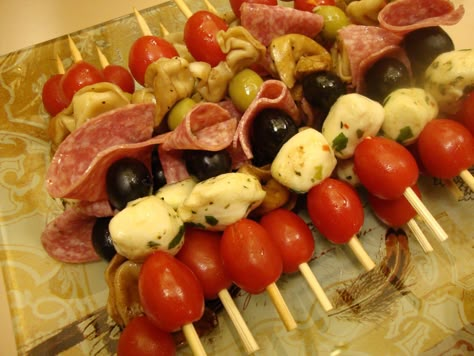 Appetizer skewers!  No cook, perfect recipe for pot lucks.  All supermarket stuff, just add to skewers. Antipasto Kabobs, Skewer Appetizers, Cold Appetizers, Homemade Holiday, Finger Food Appetizers, Think Food, Holiday Appetizers, Snacks Für Party, Christmas Appetizers