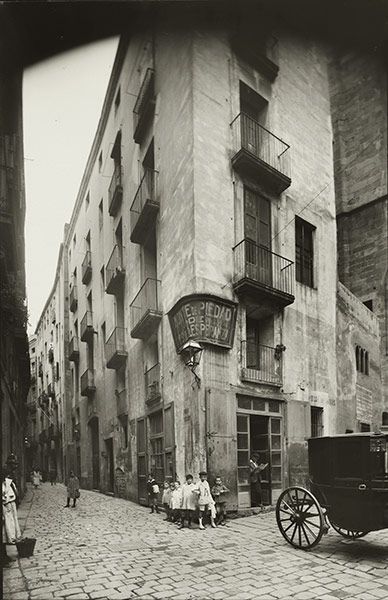 Carrer de la Palma de Sant Just, cerca 1910 Languages To Learn, Vintage Barcelona, Barcelona Catalonia, Barcelona City, Spain Holidays, Learn Spanish, Great Photographers, Spain Travel, Barcelona Spain