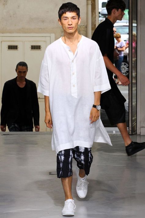 Issey Miyake Spring/​Summer 2013 Muslim Style, Estilo Hippie, Linen Fashion, Linen Shirt Men, Stylish Mens Outfits, Islamic Fashion, Moda Vintage, Menswear Collection, Fashion Shows