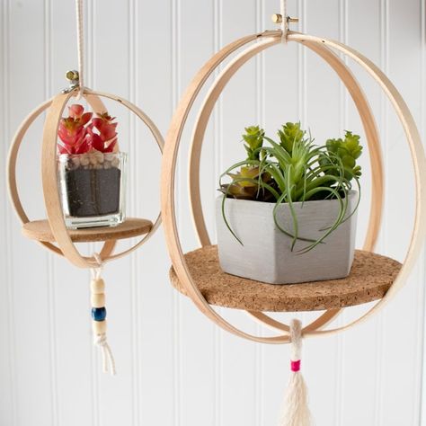 Neutral Fall Decor Ideas, Diy Hanging Planter, Unique Garden Art, Diy Hanging Shelves, Embroidery Hoop Crafts, Plant Hanging, نباتات منزلية, Neutral Fall Decor, Diy Plant Hanger