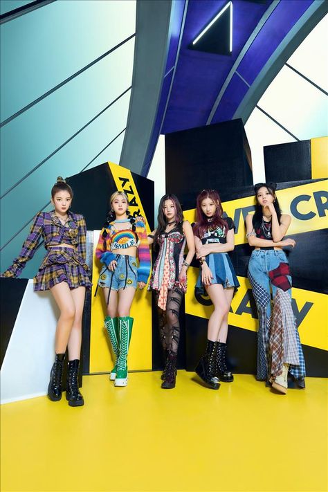 Itzy Concert Outfit Ideas, Itzy Concert Outfit, Itzy Crazy In Love, Itzy Loco, Queen Albums, Chaeryeong And Yuna, Crazy In Love, Photo Grouping, Lia Ryujin Chaeryeong