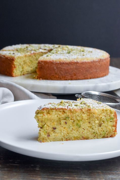 Pour a cup of tea and treat yourself to a slice of Orange pistachio cake, a moist cake loaded with pistachios and orange flavour. Simply buonissimo! Orange Pistachio Cake, Grapefruit Desserts, Pecans Desserts, Orange Pistachio, Pistachio Cake Recipe, Pistachio Recipes, Pan Sin Gluten, Flourless Cake, Italian Cake