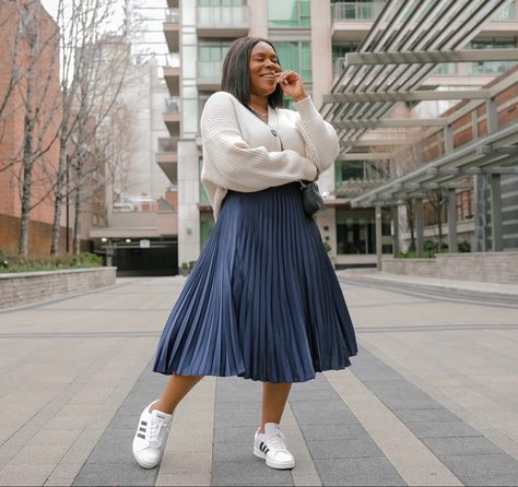 Pleated skirt outfit Pleated Skirt Midsize, Oversized Skirts Outfit, Professor Clothes, Pleated Skirt With Sweater, Oversized Sweater And Skirt Outfit, Blue Pleated Skirt Outfit, How To Style Pleated Skirt, Pleated Skirt And Sneakers, Flare Skirt Outfits