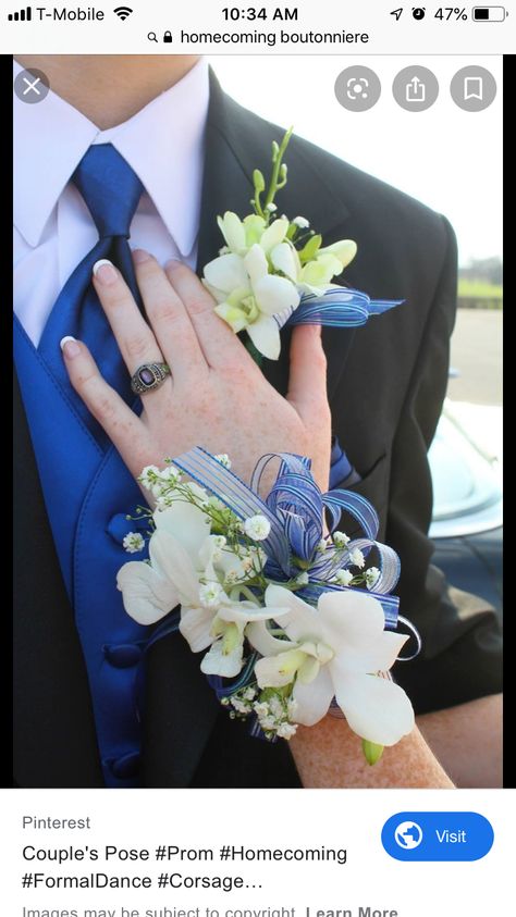 Prom Photoshoot Ideas, Prom Flowers Corsage, Prom Photography Poses, Homecoming Poses, Prom Corsage And Boutonniere, Prom Bouquet, Prom Pictures Couples, Prom Picture Poses, Corsage And Boutonniere Set