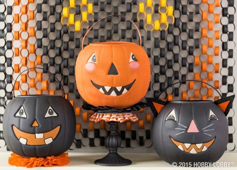 Country Halloween Decor, Pumpkin Bucket, Halloween Buckets, Halloween Owl, Painted Pumpkin, Halloween Queen, Brain Freeze, Halloween Crafts Decorations, Primitive Halloween