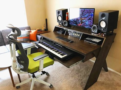 Dope or not? comment fast & mention your friends to see this setup🔥 • • ★Studio by @justinerinn ★Follow us @alvesunmusic for more🙌 • •… Bedroom With Music Studio, Music Desk Setup, Music Setup Bedroom, Home Studio Desk Music, Bedroom Studio Music, Home Studio Setup Music, Bedroom Music Studio Ideas, Music Room Ideas Home Studio, Producer Setup