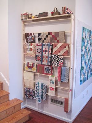 The Patriotic Quilter: Quilt Room Project; dark board below top rack is 2x2 that rack is mounted to. Quilt Sewing Room, Quilt Ladder, Sewing Room Inspiration, Quilt Hangers, Sewing Spaces, Quilt Display, Quilt Studio, Sewing Room Design, Quilt Rack