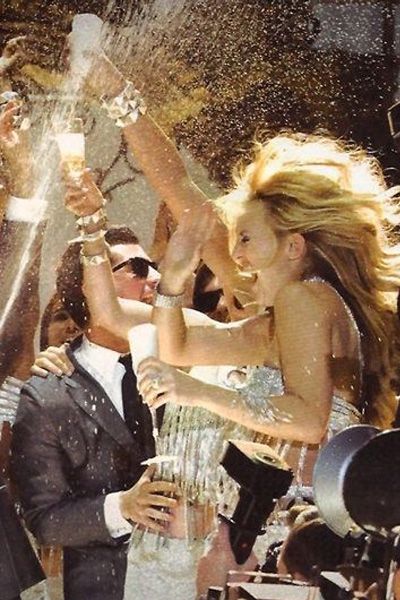 champagne Serena Van Der Woodsen, Super Rich Kids, Party Photography, Studio 54, Party People, White Photos, Golden Girl, Wedding Mood, People Photography