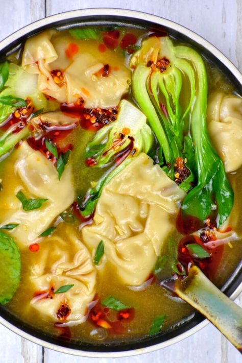 Wonton Soup - GypsyPlate Frozen Wontons, Wonton Soup Recipe, Asian Soup Recipes, Chinese Soup Recipes, Chili Oil Recipe, Shrimp Wonton, Easy Asian Recipes, Best Soup Recipes, Easy Soup