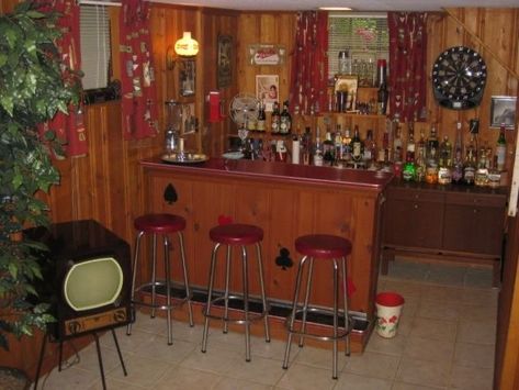 Kitschy Cabin, Country Basement, 70s Bar, 1970s Lounge, Vintage Basement, Retro Basement, Cherry House, Retro Homes, Basement Bars