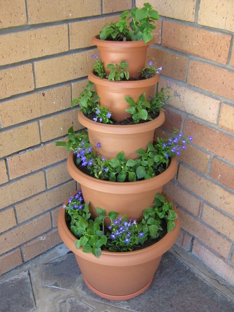 Add a splash of colour with an easy to make Flower Tower - Notes by Nats Clay Pot Tower Planter, Stacked Pots Planter, Tower Flower Pots Garden Ideas, Stacking Flower Pots Diy, Stackable Planters Ideas, Stacked Flower Pots Diy Tiered Planter, Flower Tower Ideas, Herb Tower, Flower Pot Tower