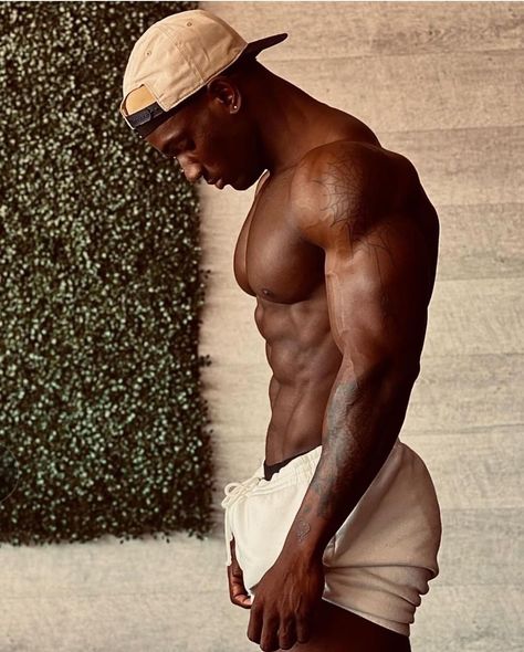 Black Bodybuilders Men, Black Man Physique, Fine Dark Skin Men, Asthetic Bodybuilding Men Physique, Training Outfit Men, Shredded Male Physique, Gym Men Motivation, Black Male Body Muscle, Maybach Car