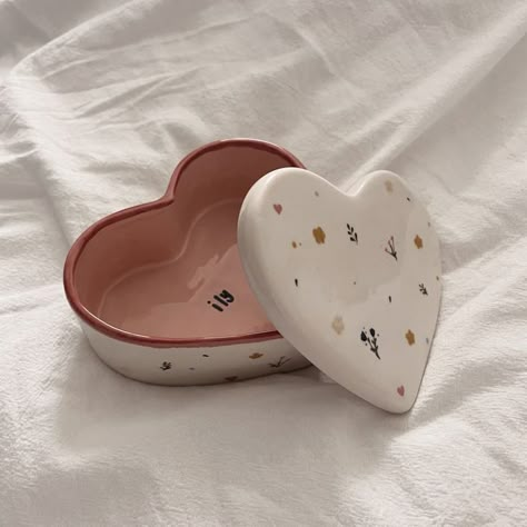 Pottery Heart Dish, Ceramic Art Easy Ideas, Pottery Ideas Gift, Heart Box Pottery Painting, Ceramic Heart Painting Ideas, Pottery Asthetic Ideas, What To Make In Ceramics, Cute Simple Pottery Ideas, Heart Pottery Painting Ideas