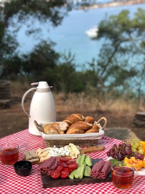 #sunumönemlidir #kahvaltı #piknik #kırmızı #çay #meyve Piknik Story, Cottage Core Picnic, Picnic Photography, Romantic Breakfast, Picnic Inspo, Picnic Birthday Party, Picnic Inspiration, Picnic Aesthetic, Picnic Birthday