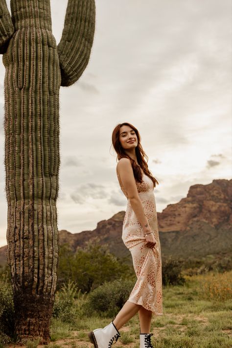 Graduation Pictures Desert, Desert Senior Photos, Desert Graduation Pictures, Desert Senior Pictures, Graduation Deserts, Graduation Pictures College, Desert Photoshoot Ideas, Stills Photography, Senior Things