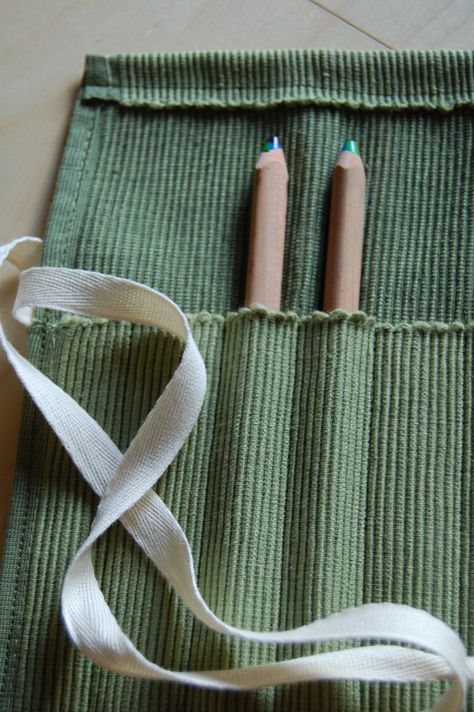 Homemade Pencil Case, Pencil Holders Diy Kids, Sewing Pencil Case, Artist Pencil Case, Pouches Diy, Pencil Case Diy, Colored Pencil Holder, Pencil Case Sewing, Roll Up Pencil Case